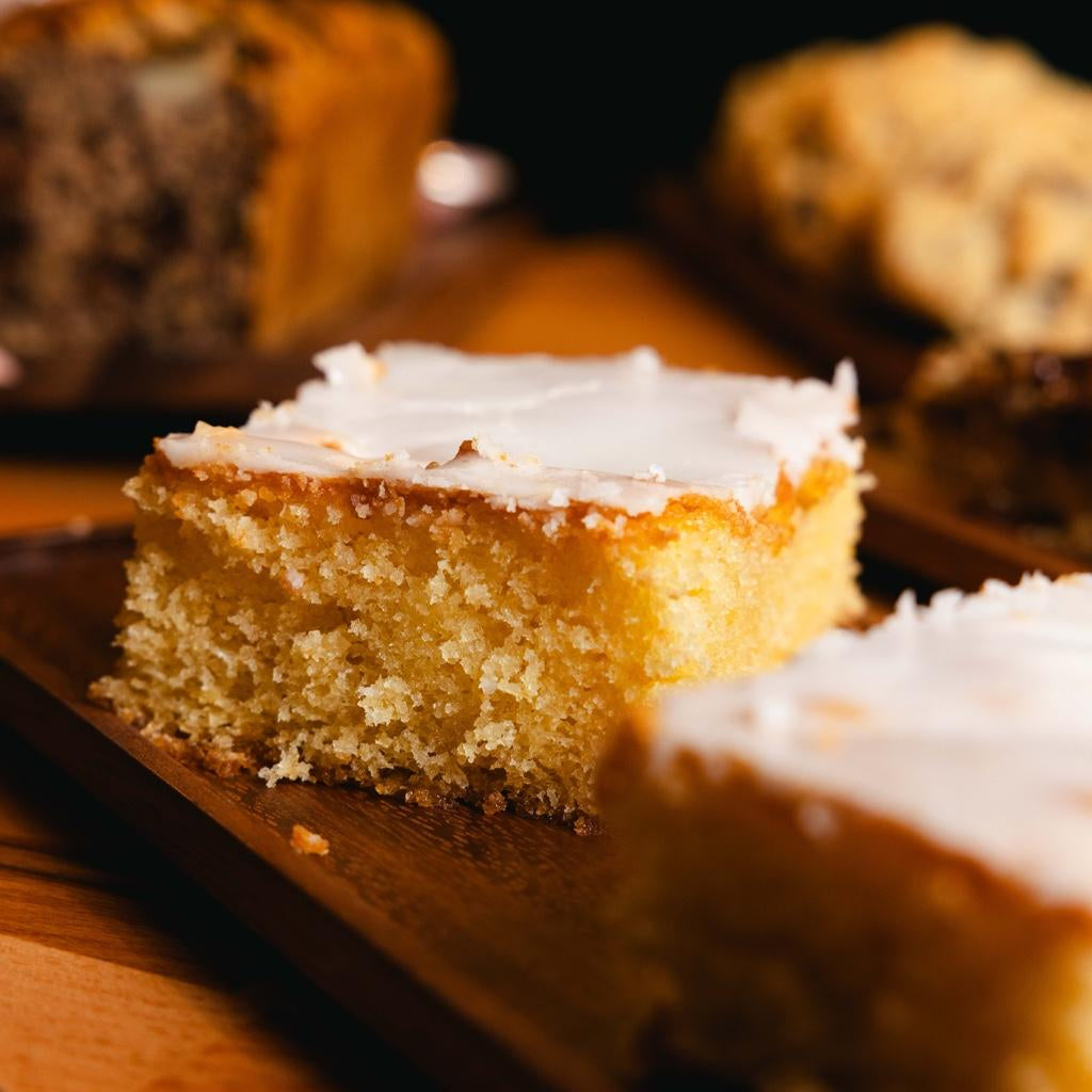Zitronenkuchen mit Zuckerguss – frisch im Café Hamburg