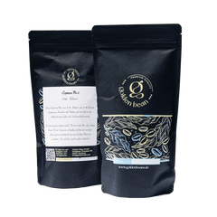 Espresso No 2 Bohnen - 50% Arabica und 50% Robusta Mischung, präsentiert auf einem dunklen Hintergrund.
