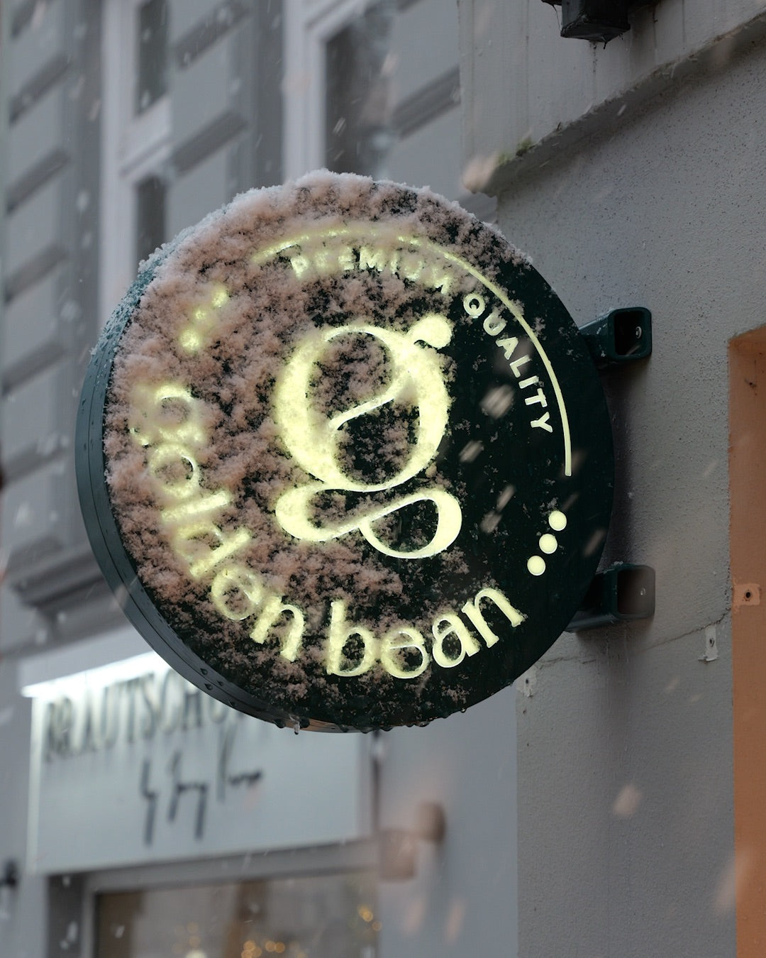 Golden Bean Leuchtreklame – Café in Hamburg entdecken