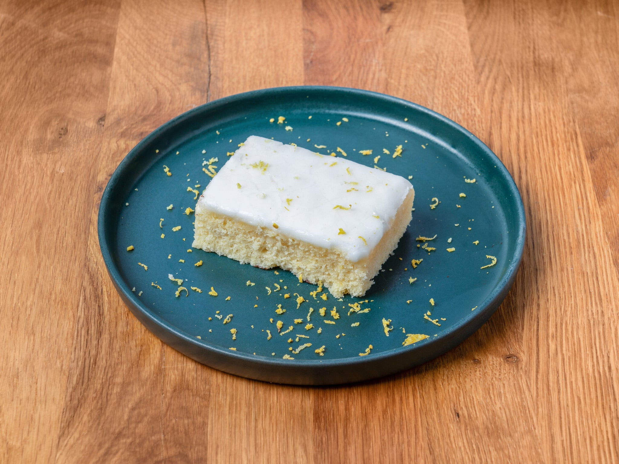 Zitronenkuchen mit Zuckerguss – frisch im Café Hamburg