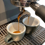 	Edel Bitter Espresso Bohnen Nahaufnahme – frisch geröstete Kaffeebohnen mit intensiven Schokoladenaromen