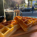 Frische Waffeln und Kaffee von Golden Bean bei einem Outdoor-Event.