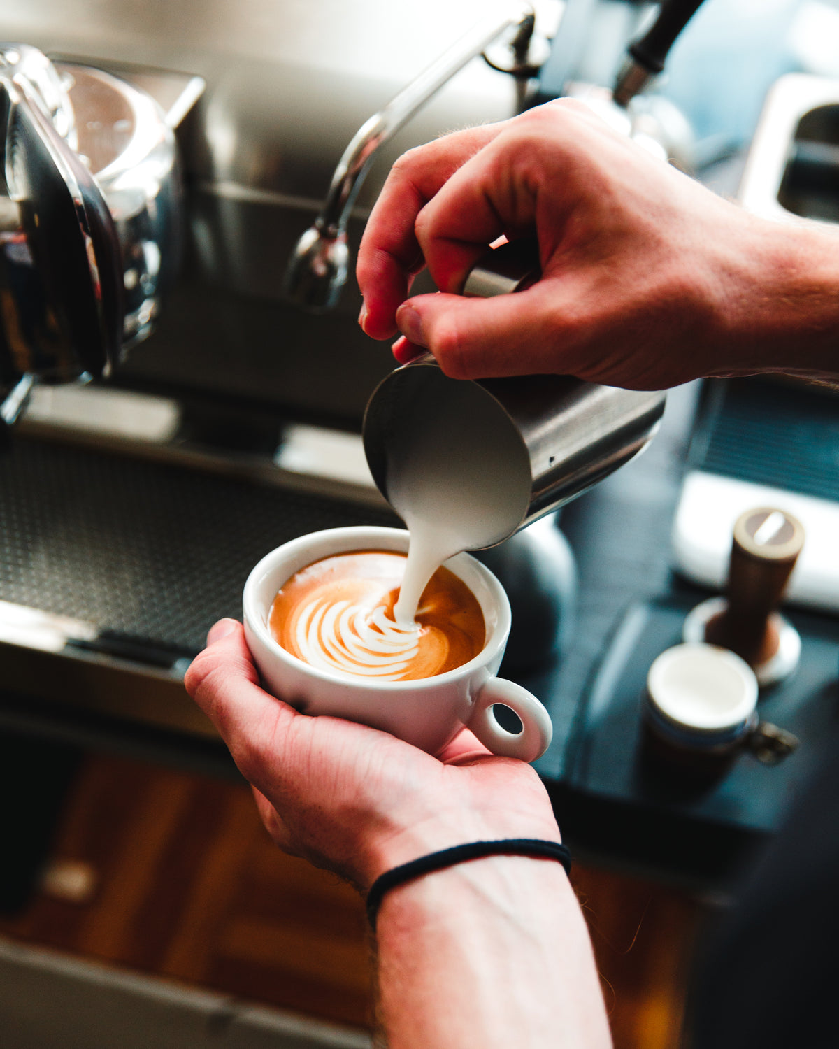 Espresso-kräftiger Geschmack-mittelkräftiger Geschmack-sanft und Schokoladen Geschmack-Kaffeeart-Kaffeemaschine-zeichnen-Milchaufschäumen-düße-tamper-Milchkanne-Mühle-gemahlener Kaffee-Kaffee frisch mahlen 