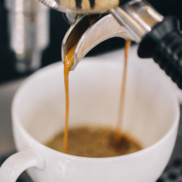 Frisch zubereiteter Espresso fließt aus der Siebträgermaschine in eine Tasse – Barista-Kurs Hamburg